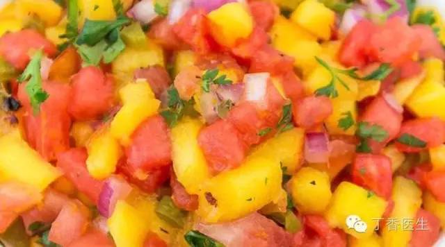 桃子跟西瓜一起吃中毒视频,桃子和西瓜同吃会中毒是真的吗