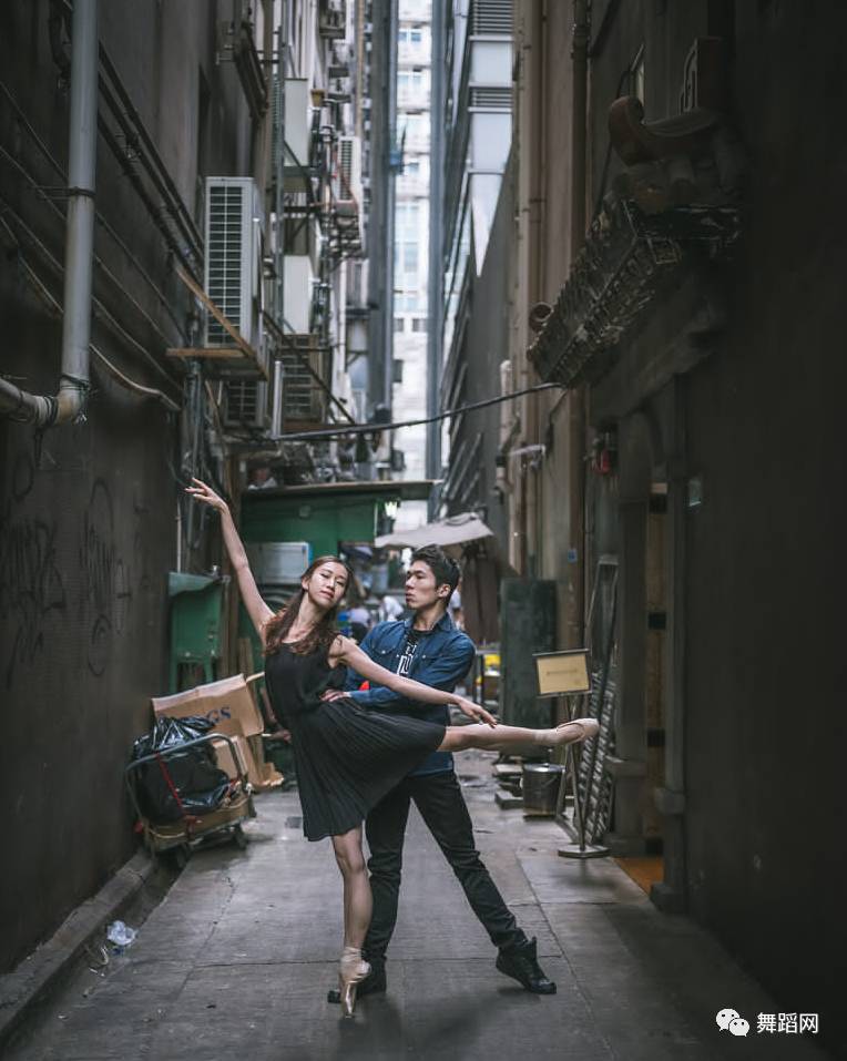 一群芭蕾舞者走上街头,一群芭蕾舞者视频