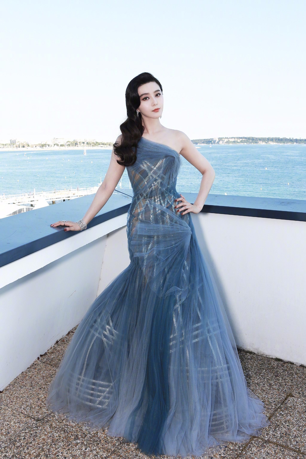 范冰冰全程陪伴,范冰冰踏上戛纳红毯的那一刻