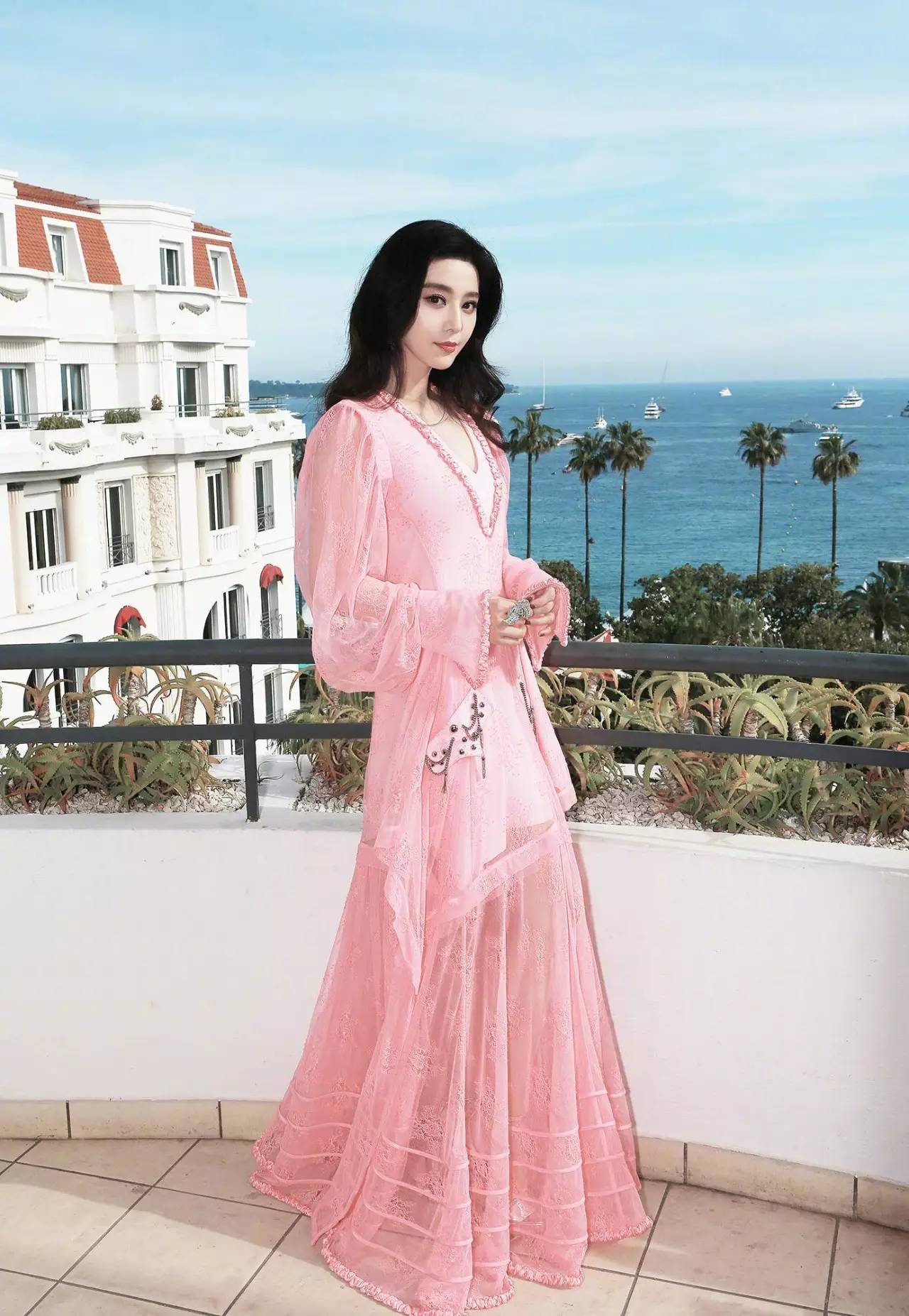 范冰冰全程陪伴,范冰冰踏上戛纳红毯的那一刻