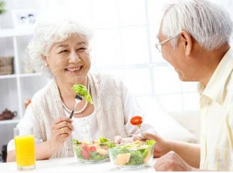 桃子跟西瓜一起吃中毒视频,桃子和西瓜同吃会中毒是真的吗