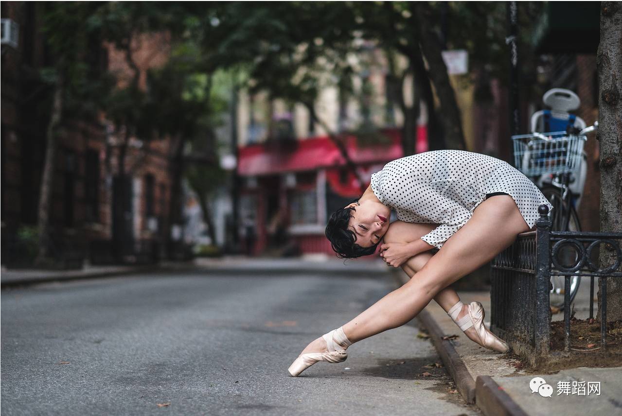 一群芭蕾舞者走上街头,一群芭蕾舞者视频