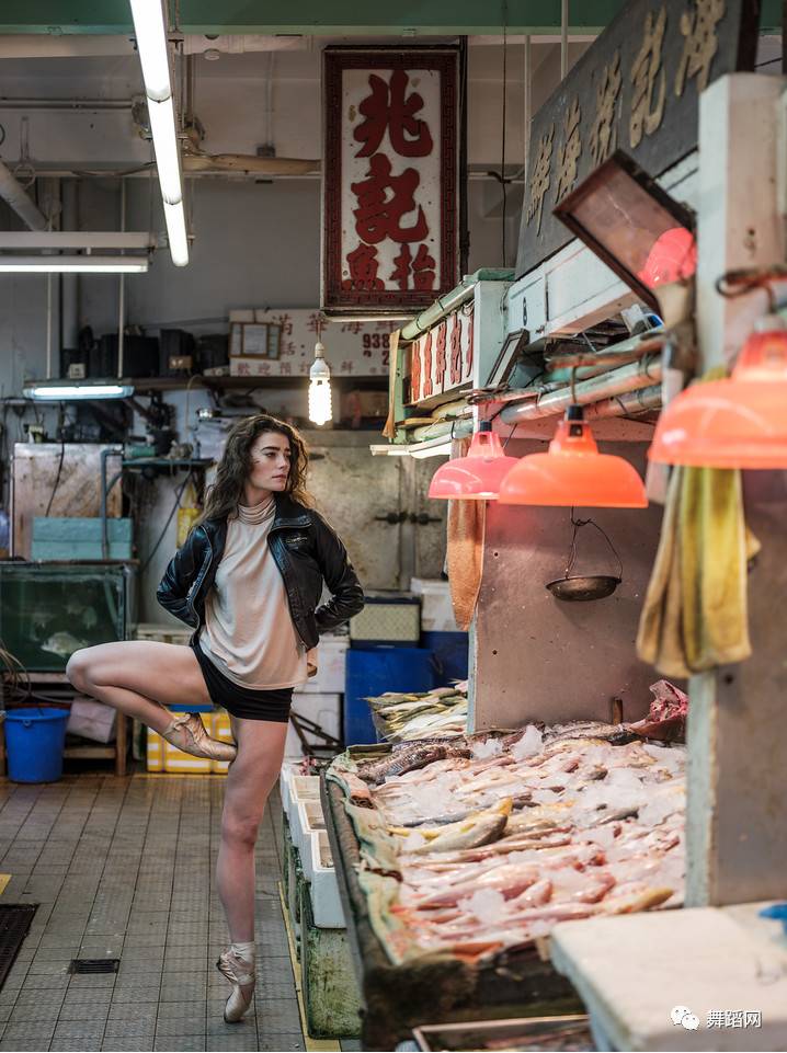 一群芭蕾舞者走上街头,一群芭蕾舞者视频