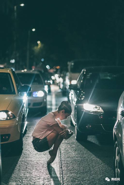 一群芭蕾舞者走上街头,一群芭蕾舞者视频