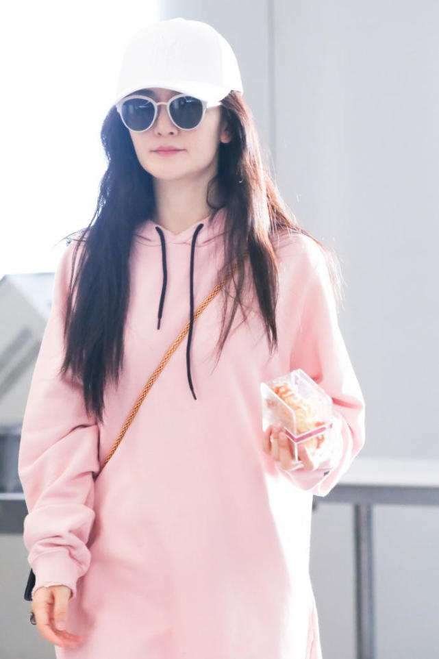 谢娜适合的穿衣风格,谢娜最新穿搭土味十足