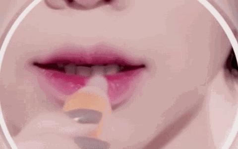 唇蜜唇膏和唇釉有什么区别,唇彩唇釉口红哪个比较拔干