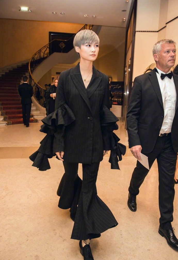 李宇春戛纳红毯秀被评为最佳着装,李宇春stop表演