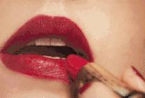 一款很适合约会时候涂的口红,当女生在涂口红