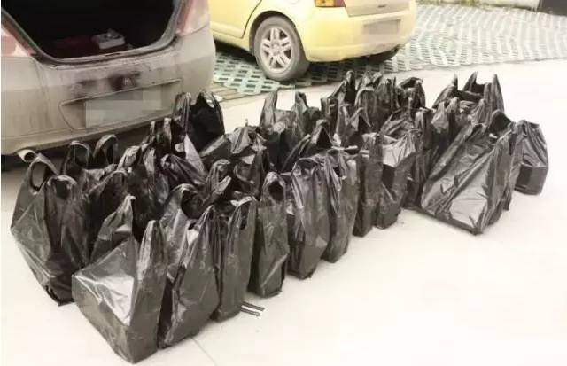 4000块的塑料拖鞋，1万7的民工编织袋包包，觉得丑还买不起