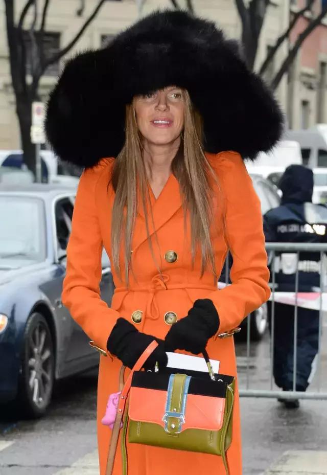 4000块的塑料拖鞋，1万7的民工编织袋包包，觉得丑还买不起