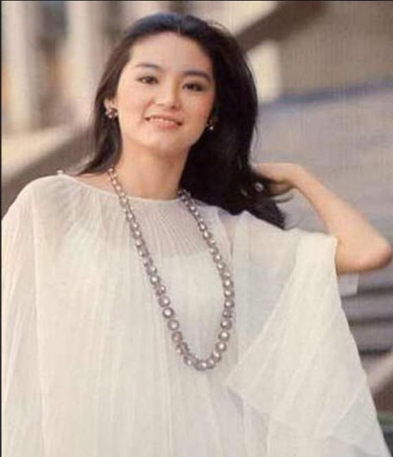 她已60岁但穿衣有品位,62岁的她颜值依旧