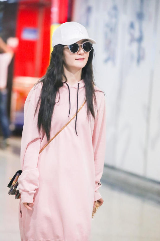 谢娜适合的穿衣风格,谢娜最新穿搭土味十足