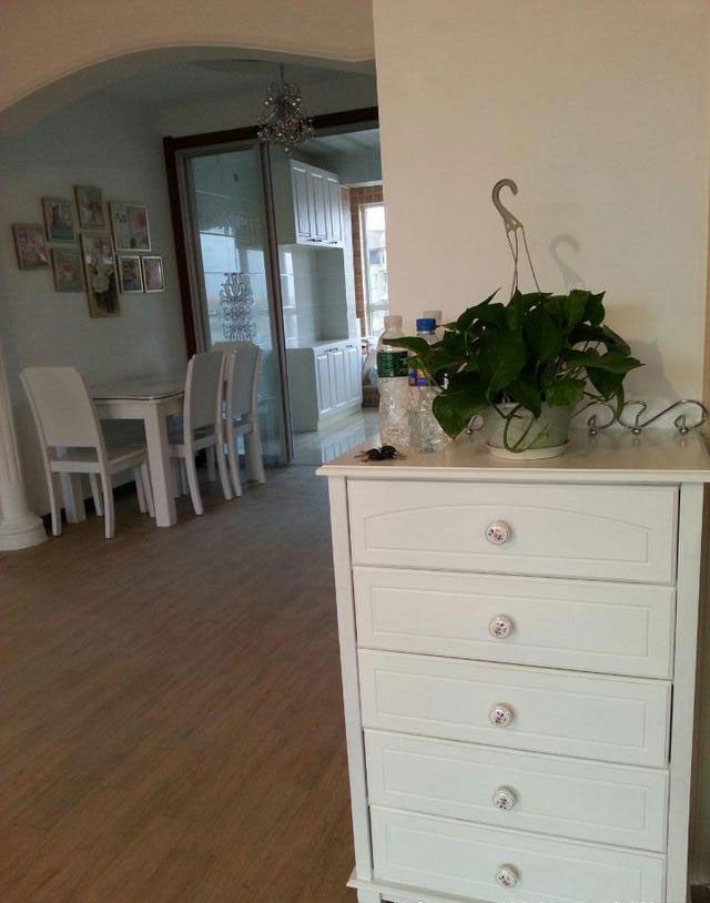 昆明未名城现代简约装修,打开衣柜吓了一跳,竟然藏了个卫生间!