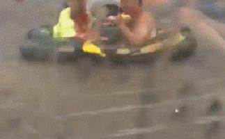 儿子等待父母回来过年,儿子还没几天就要回家探亲