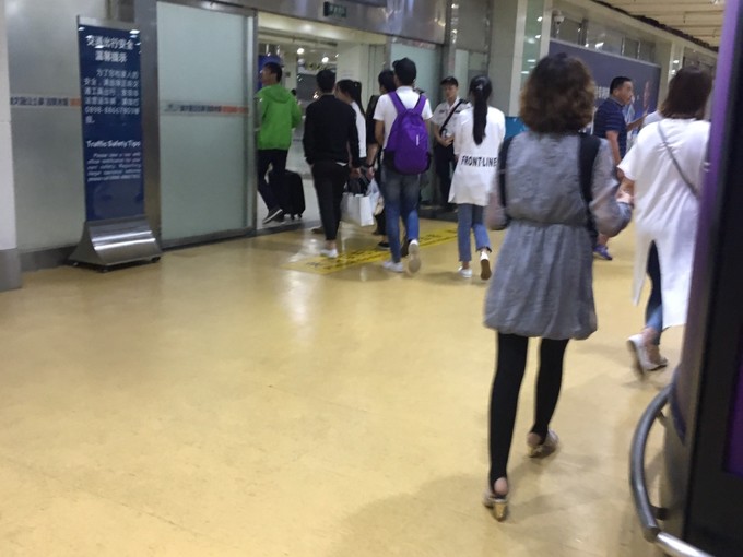 两个快乐的小阿妹神游三亚