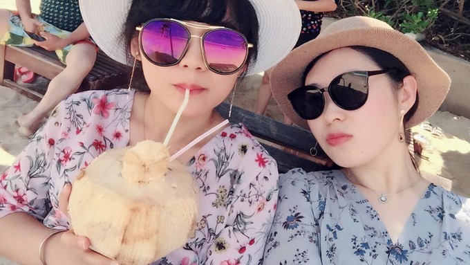 两个快乐的小阿妹神游三亚