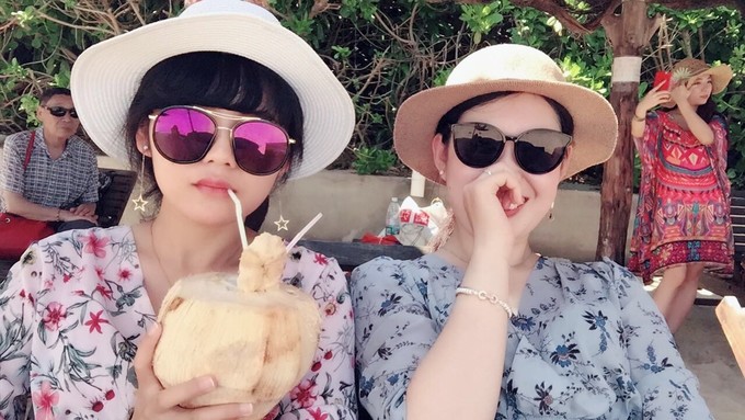 两个快乐的小阿妹神游三亚