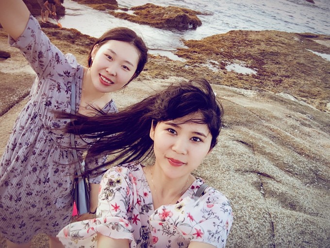 两个快乐的小阿妹神游三亚