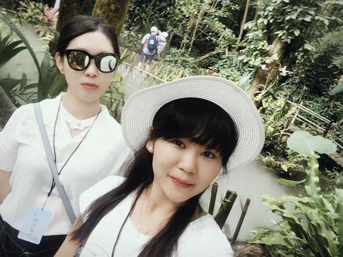 两个快乐的小阿妹神游三亚