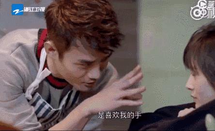 一款很适合约会时候涂的口红,当女生在涂口红