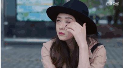 一款很适合约会时候涂的口红,当女生在涂口红