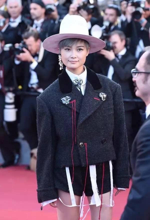 李宇春奇葩礼服,戛纳红毯李宇春5分钟造型