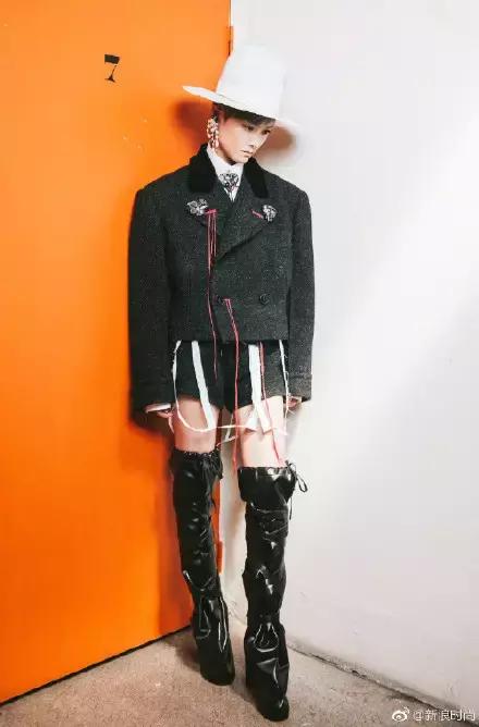 4000块的塑料拖鞋，1万7的民工编织袋包包，觉得丑还买不起