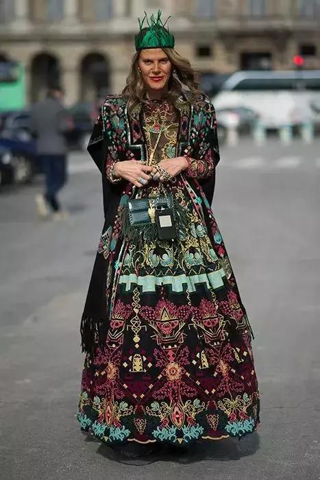 4000块的塑料拖鞋，1万7的民工编织袋包包，觉得丑还买不起