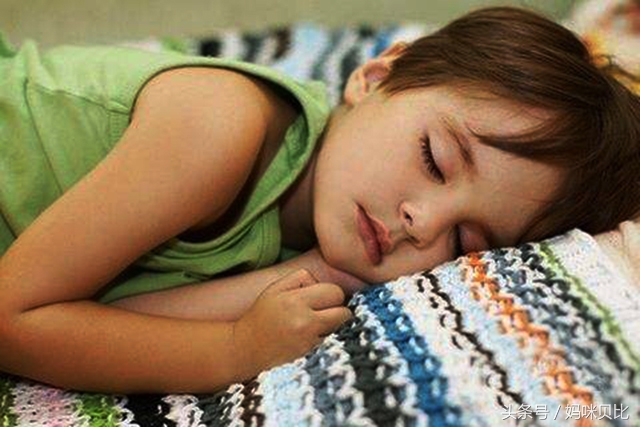 孩子半夜说肚子疼连夜带她去医院,孩子半夜惊吓喊妈妈