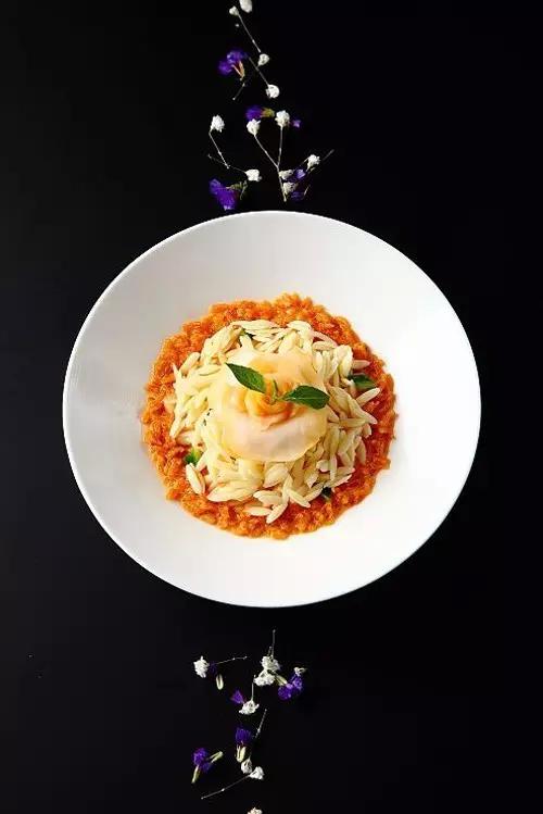 这个空降厨师，为何工资高过港厨？