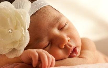 50天宝宝能趴着睡觉吗,50多天宝宝可以睡头型吗