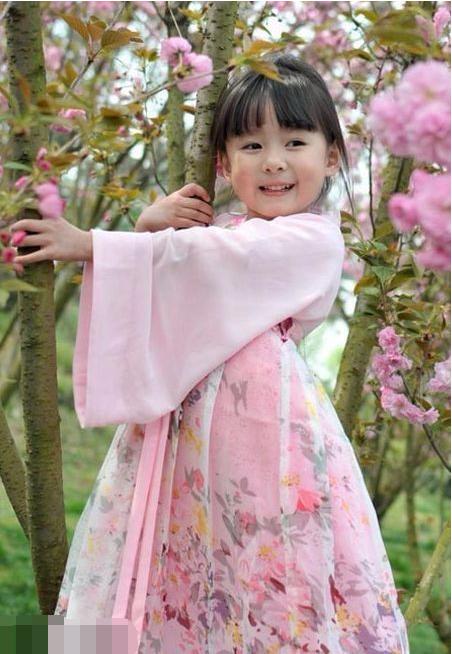 模仿杨幂长得好像杨幂,模仿照片中的小女孩