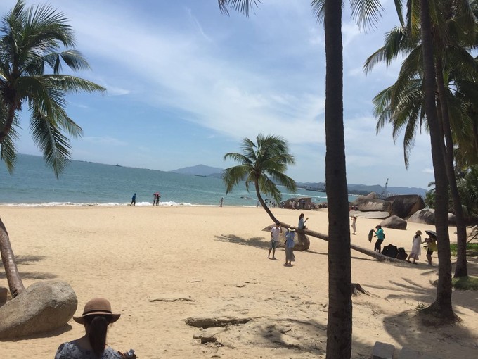 两个快乐的小阿妹神游三亚