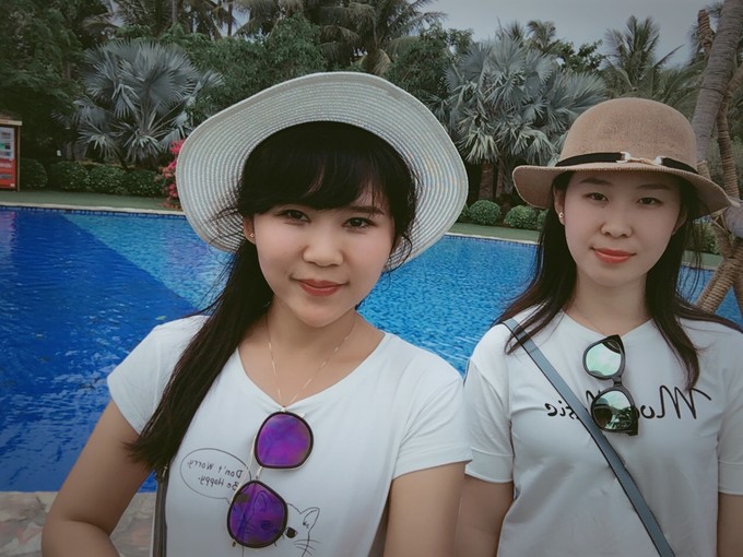 两个快乐的小阿妹神游三亚