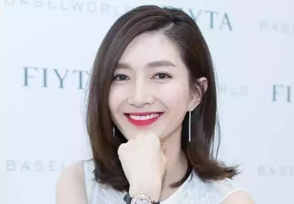 一款很适合约会时候涂的口红,当女生在涂口红