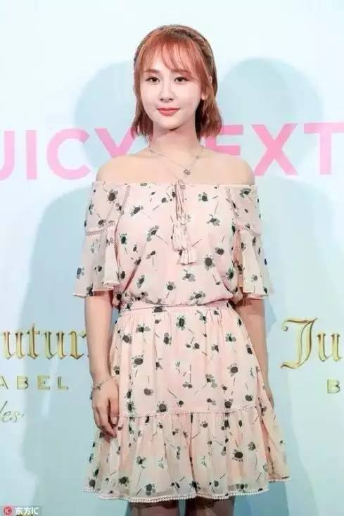 一款很适合约会时候涂的口红,当女生在涂口红