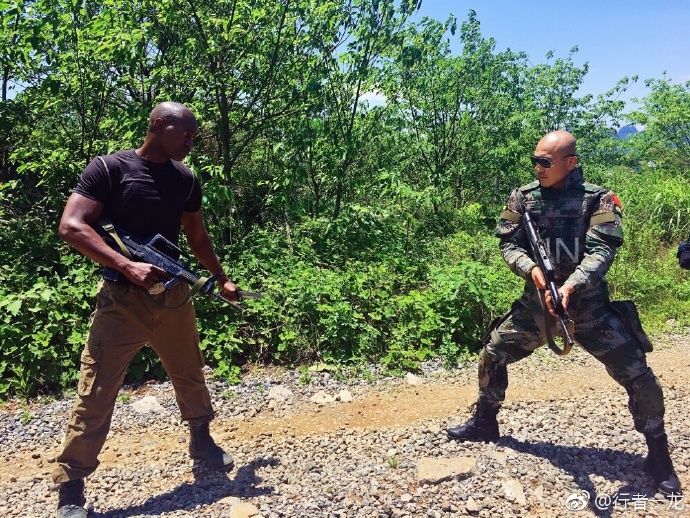 一龙金钟罩被美国特警ko完整版,武僧一龙摔跤视频