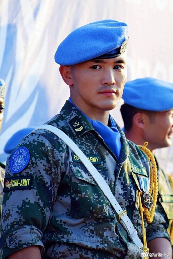 一龙金钟罩被美国特警ko完整版,武僧一龙摔跤视频