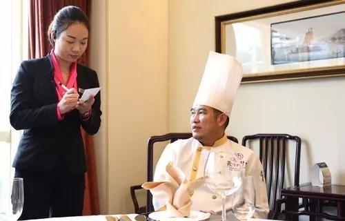 这个空降厨师，为何工资高过港厨？