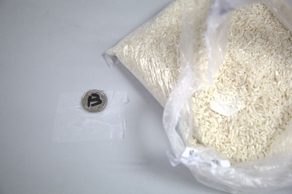 手机进水放大米里的原理,手机进水为什么放冰箱除湿呢