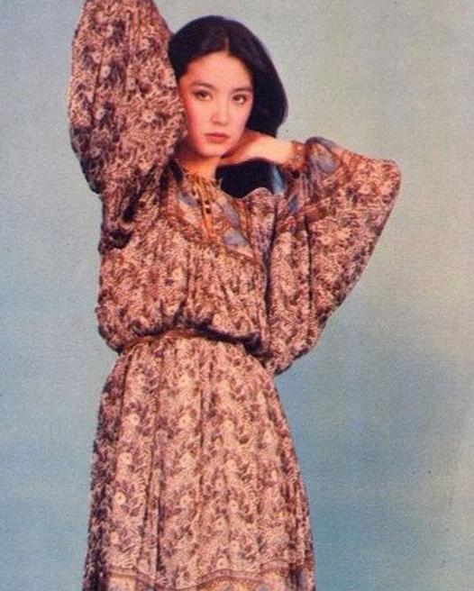 她已60岁但穿衣有品位,62岁的她颜值依旧