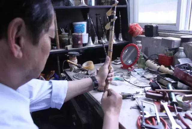 他在聊城这个不足十平米的小店里，坚守自己梦想京剧梦想