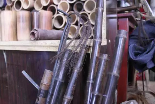 他在聊城这个不足十平米的小店里，坚守自己梦想京剧梦想