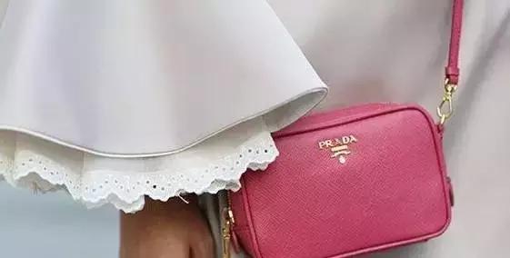 prada包包星巴克联名每家限量多少,prada女式包包价格及图片官网