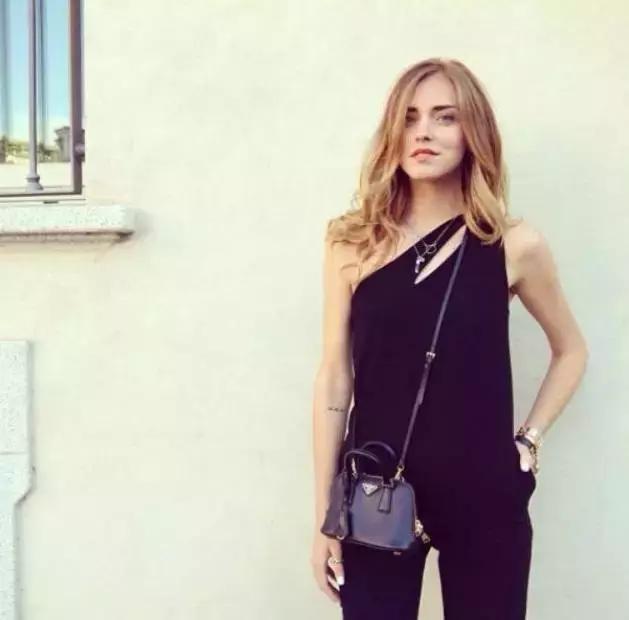 prada包包星巴克联名每家限量多少,prada女式包包价格及图片官网