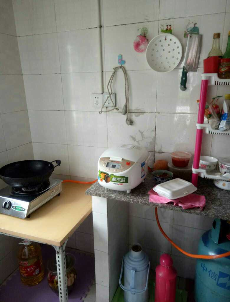 我在福州租了600块房子,巴掌大的空间,厕所却在厨房里