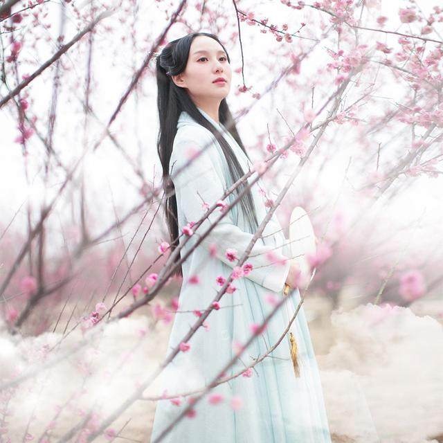 模仿杨幂长得好像杨幂,模仿照片中的小女孩