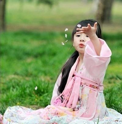 模仿杨幂长得好像杨幂,模仿照片中的小女孩