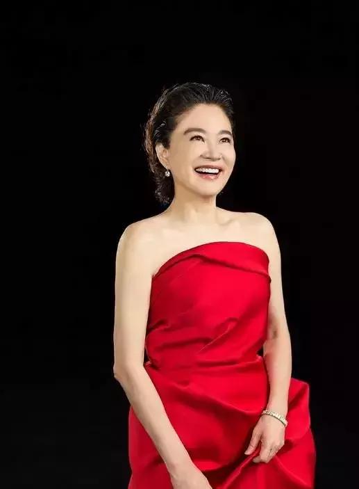 她已60岁但穿衣有品位,62岁的她颜值依旧