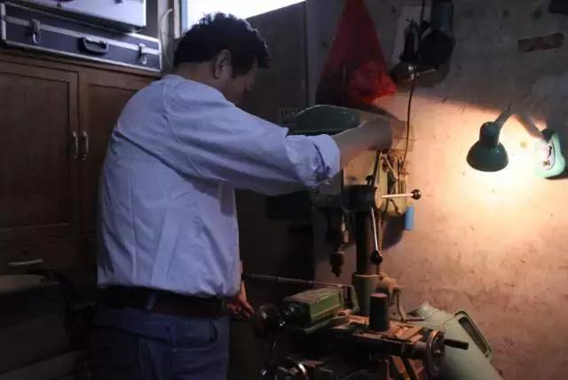 他在聊城这个不足十平米的小店里，坚守自己梦想京剧梦想